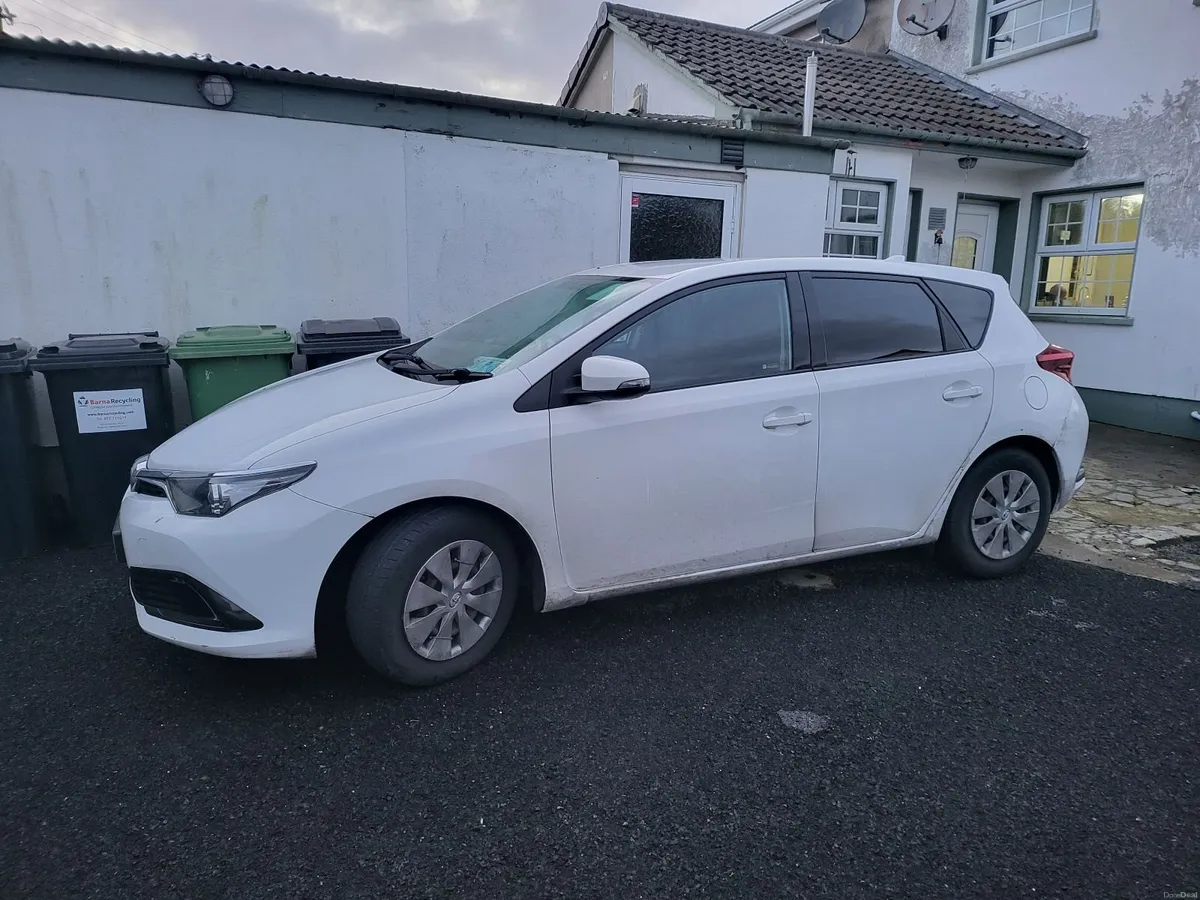 Toyota Auris 2017 - Image 2