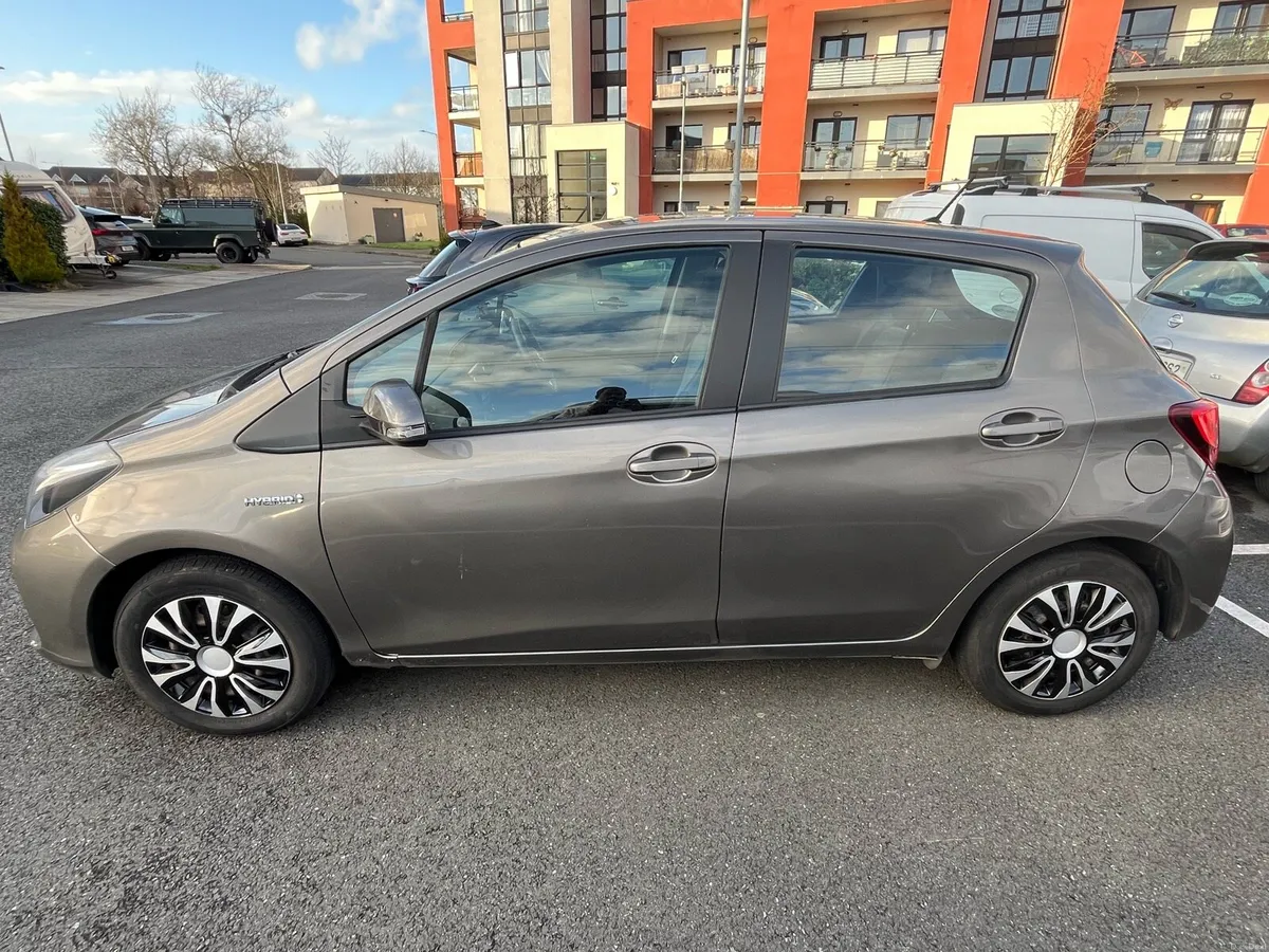 2016 Toyota Yaris Hybrid - Image 2