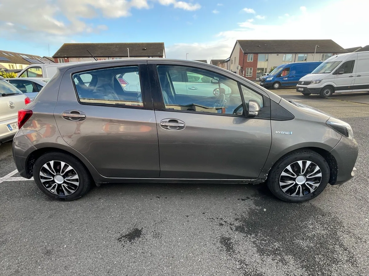 2016 Toyota Yaris Hybrid - Image 4