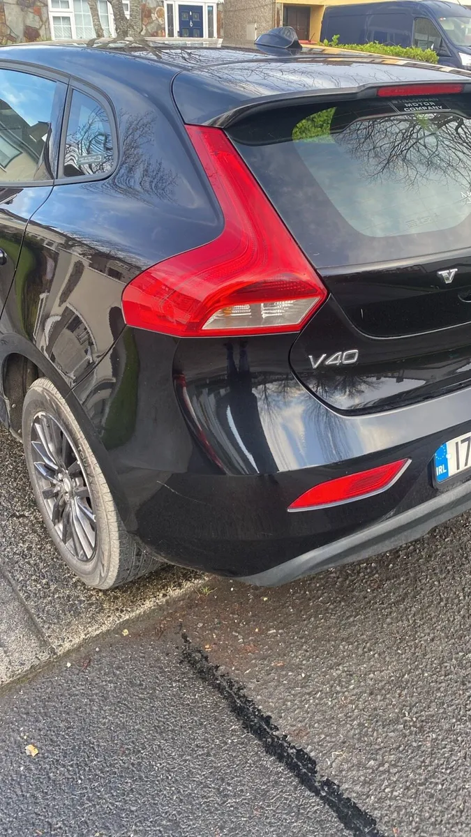 2017 Volvo v40 - Image 4