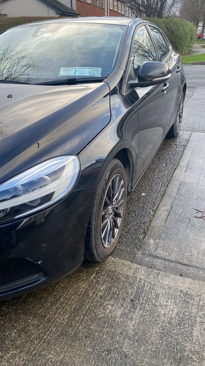 2017 Volvo v40 - Image 2