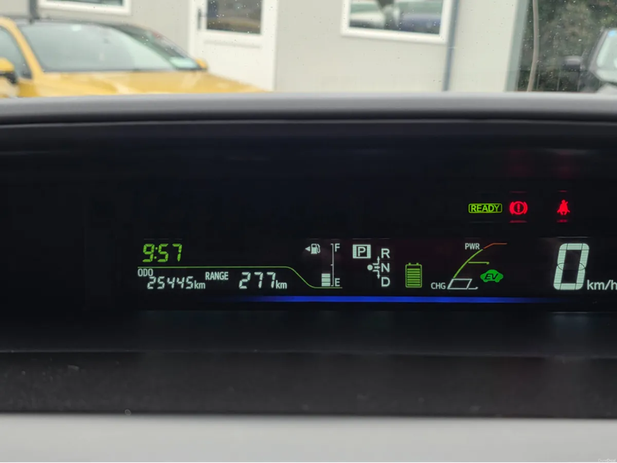 Toyota Prius ONLY 25,445KM ! ( 132 REG 7 SEATER SE - Image 3