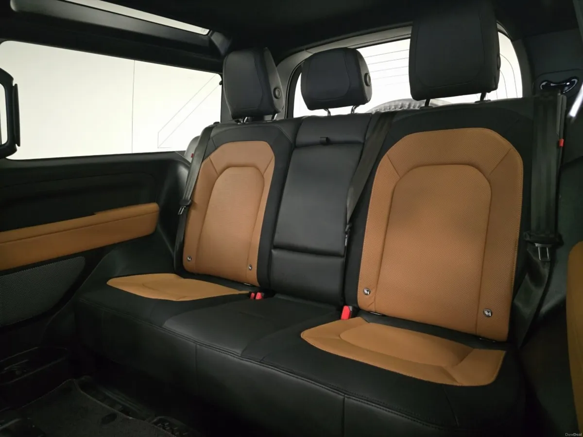 Land Rover Defender Diesel Estate X-Dynamic HSE - Image 4