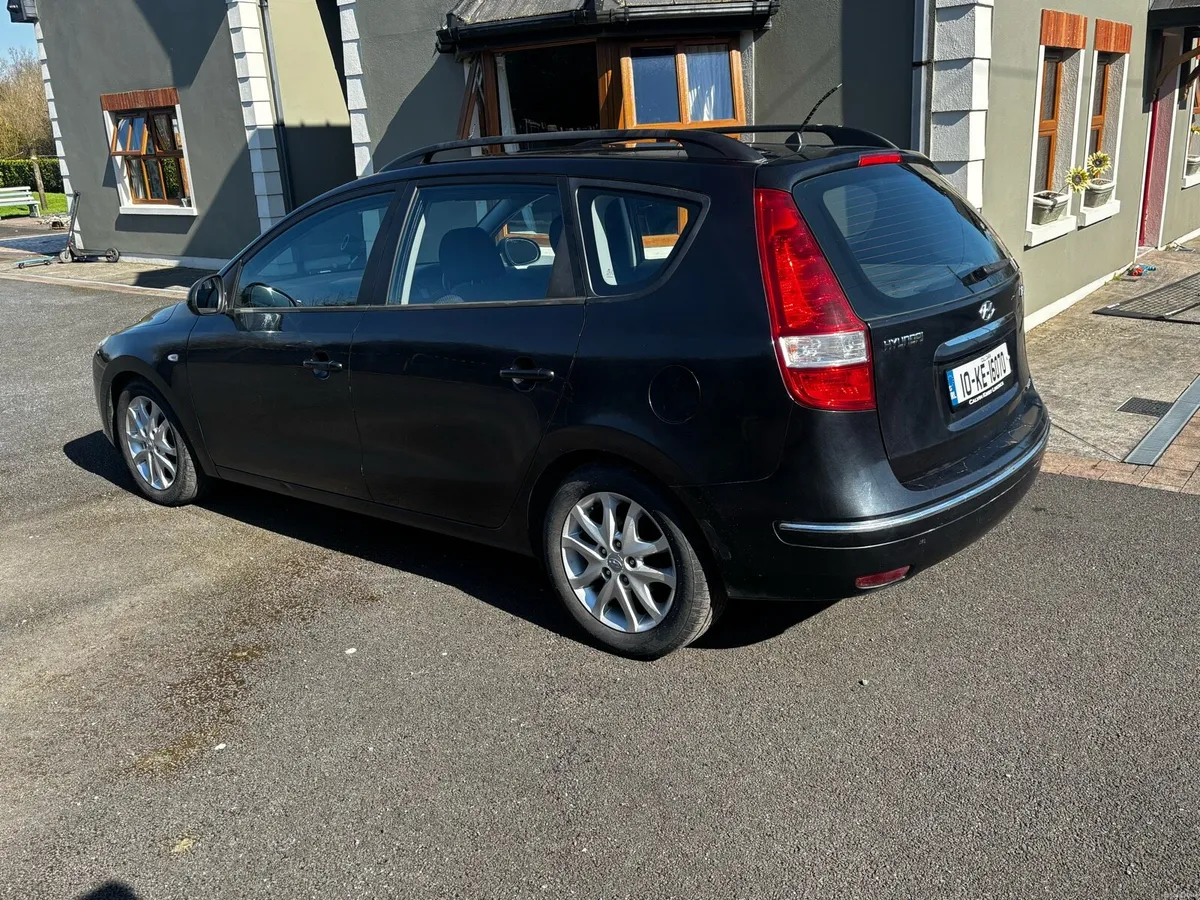 10 Hyundai i30 estate - Image 2