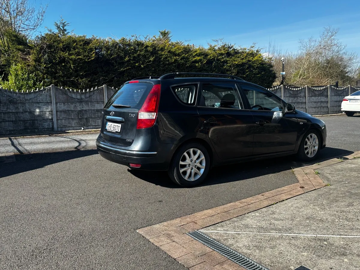10 Hyundai i30 estate - Image 4