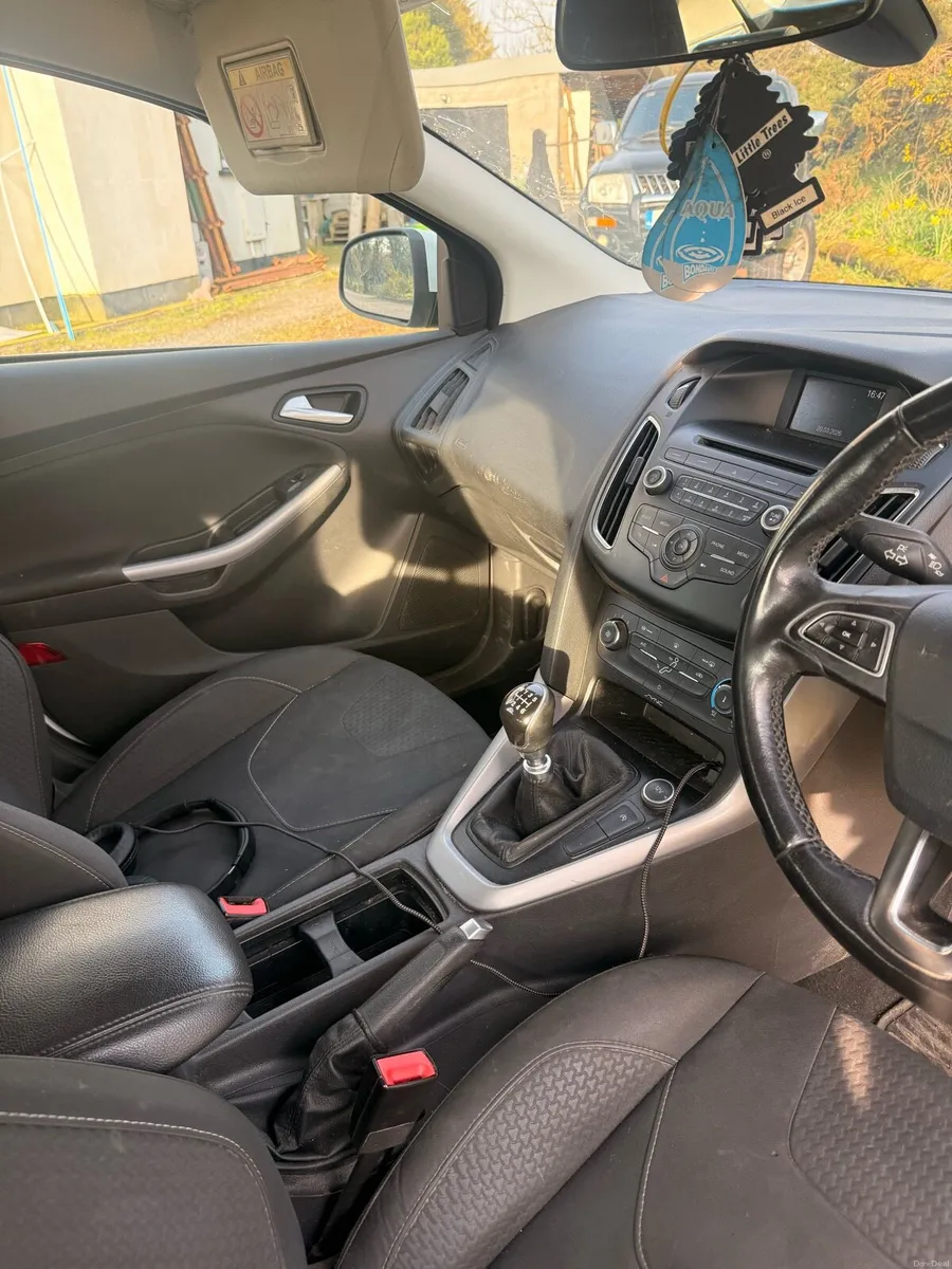 Ford Focus 1.5 Zetec - Image 4