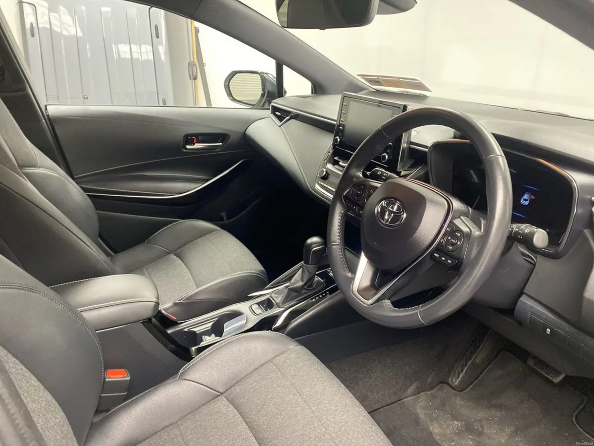 Toyota Corolla 1.8 Hybrid Luna Sport Hatchback - Image 4