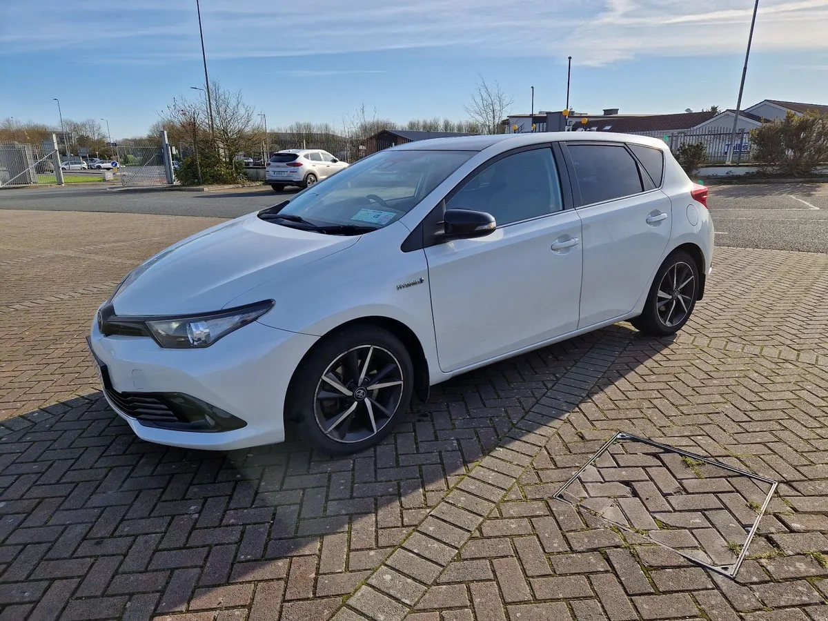 Toyota Auris Hybrid Luna Sport 4DR Auto, 2018 - Image 3
