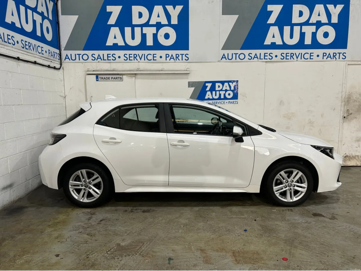 Toyota Corolla LUNA H/B 4DR AUTO HYBRID - Image 3