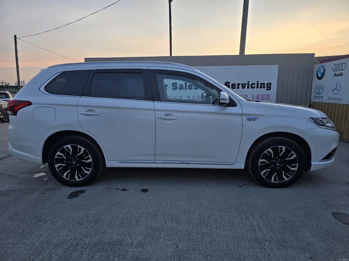 171 Mitsubishi Outlander PHEV 2.0L MIVEC 4WD - Image 3