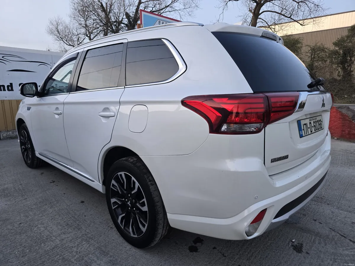 171 Mitsubishi Outlander PHEV 2.0L MIVEC 4WD - Image 2