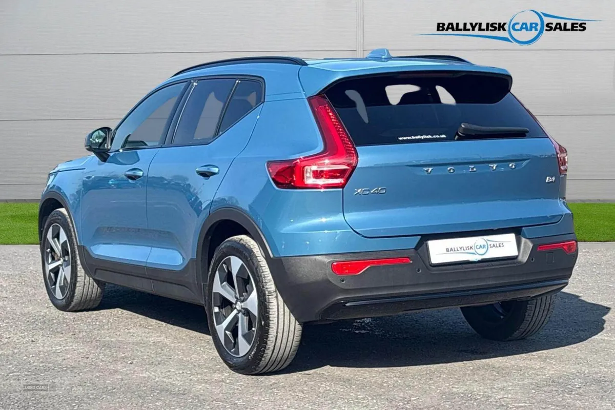 Volvo XC40 2.0 B4 197PS Plus Dark Petrol Hybrid Au - Image 2