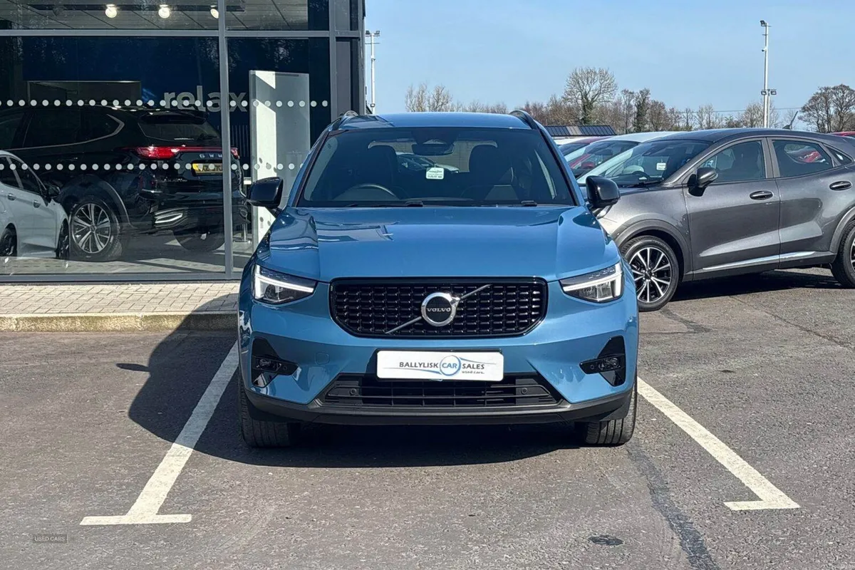 Volvo XC40 2.0 B4 197PS Plus Dark Petrol Hybrid Au - Image 4