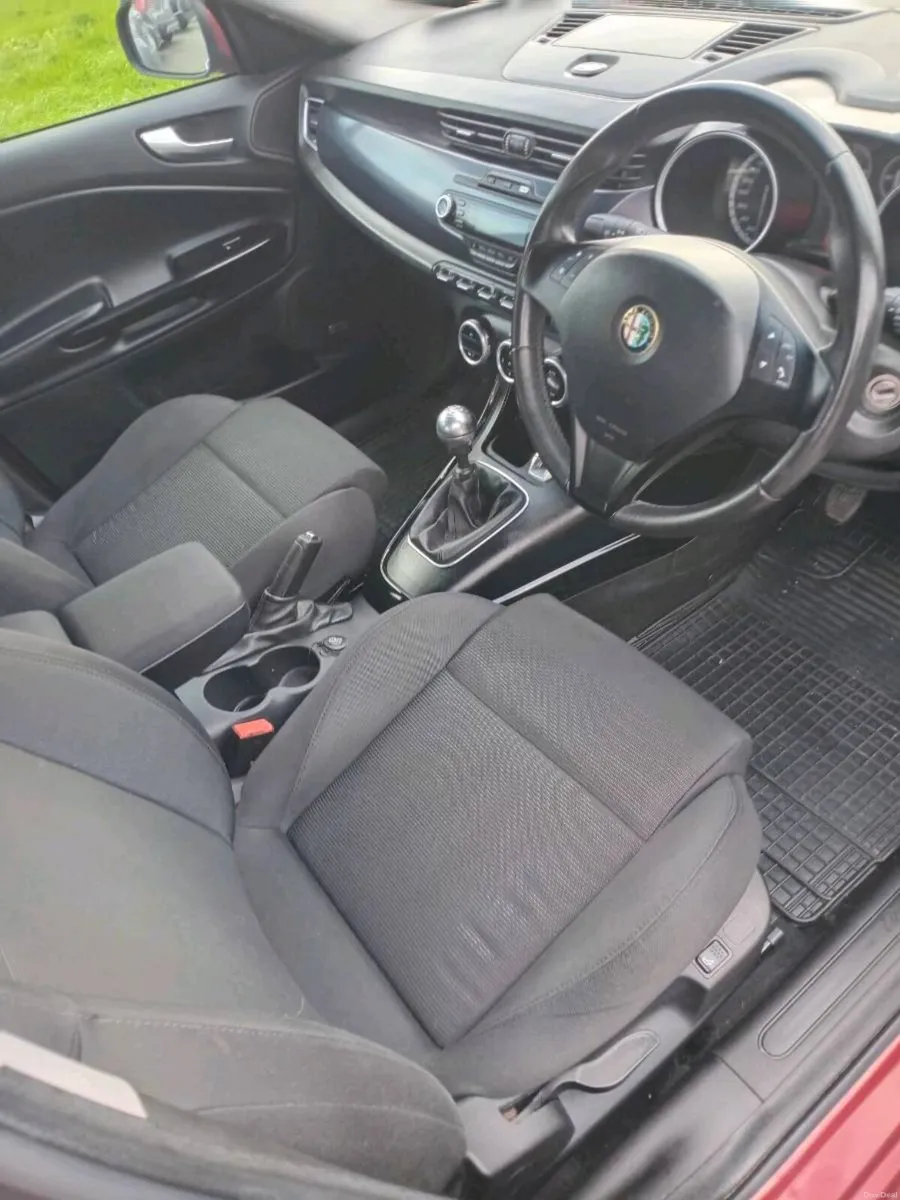 Alfa Romeo Giulietta 2012 - Image 4