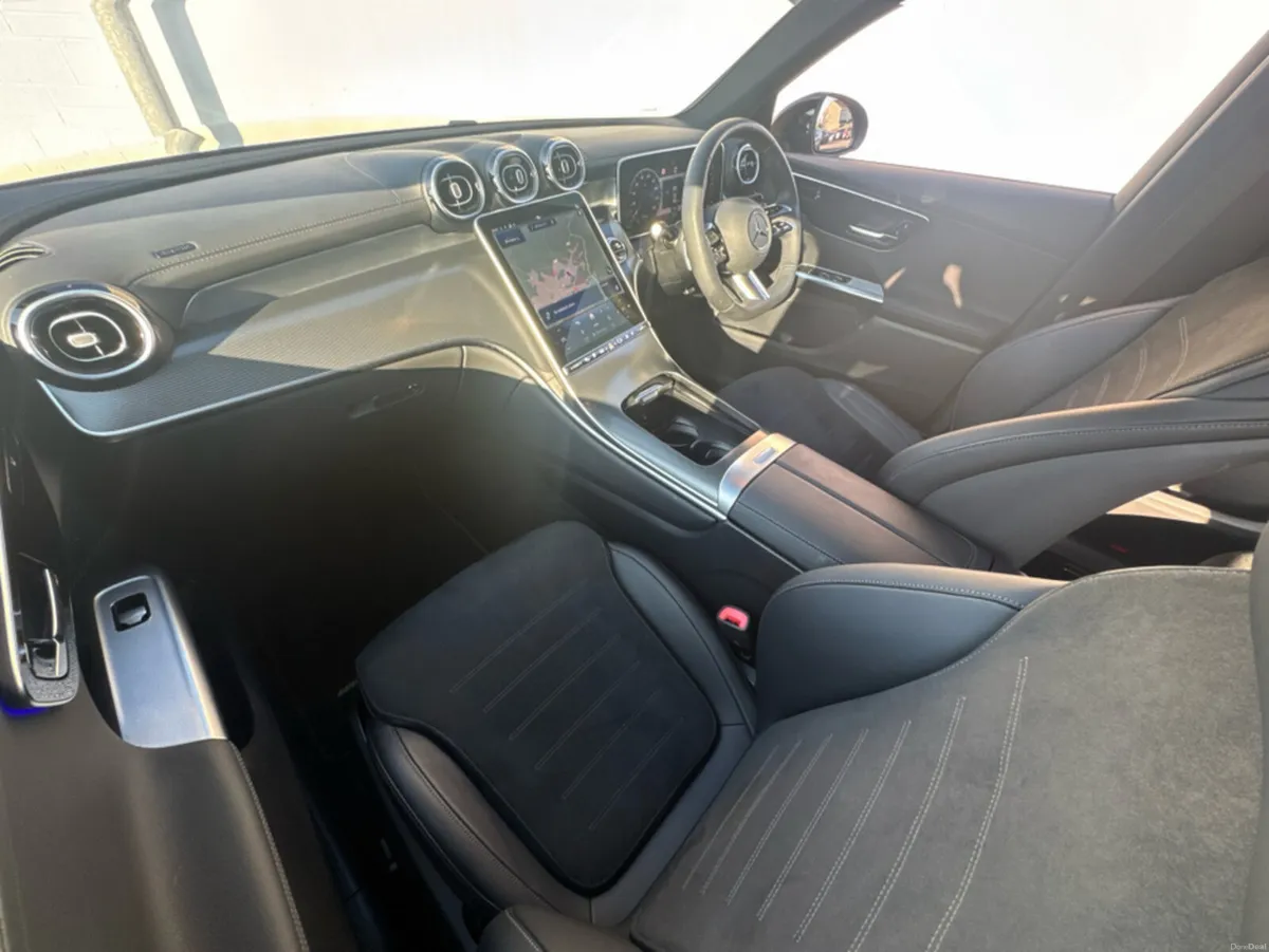 Mercedes-Benz GLC 300 URBAN EDITION E 4 4MATIC - Image 4