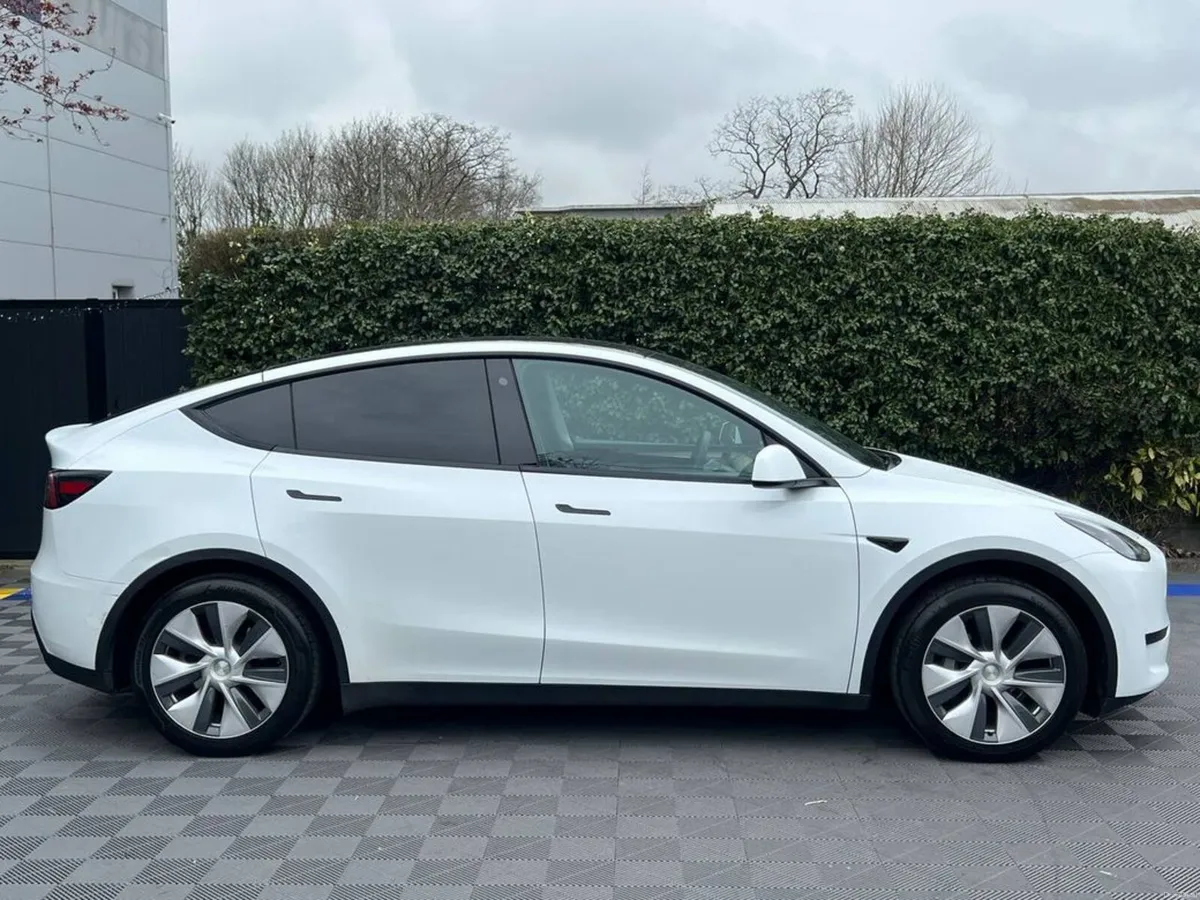 Tesla Model Y RWD // PAN ROOF // AUTOPILOT // LEAT - Image 3