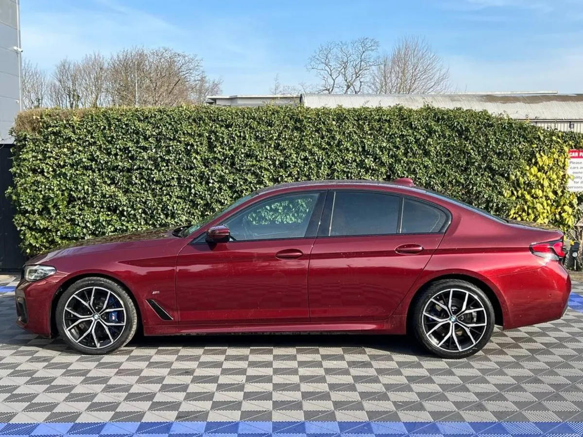 BMW 5-Series LCI M-SPORT 3.0 D AUTO // APPLE CARPL - Image 3