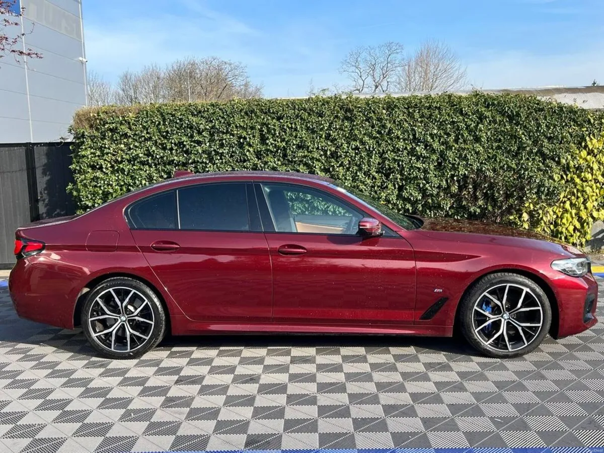 BMW 5-Series LCI M-SPORT 3.0 D AUTO // APPLE CARPL - Image 2