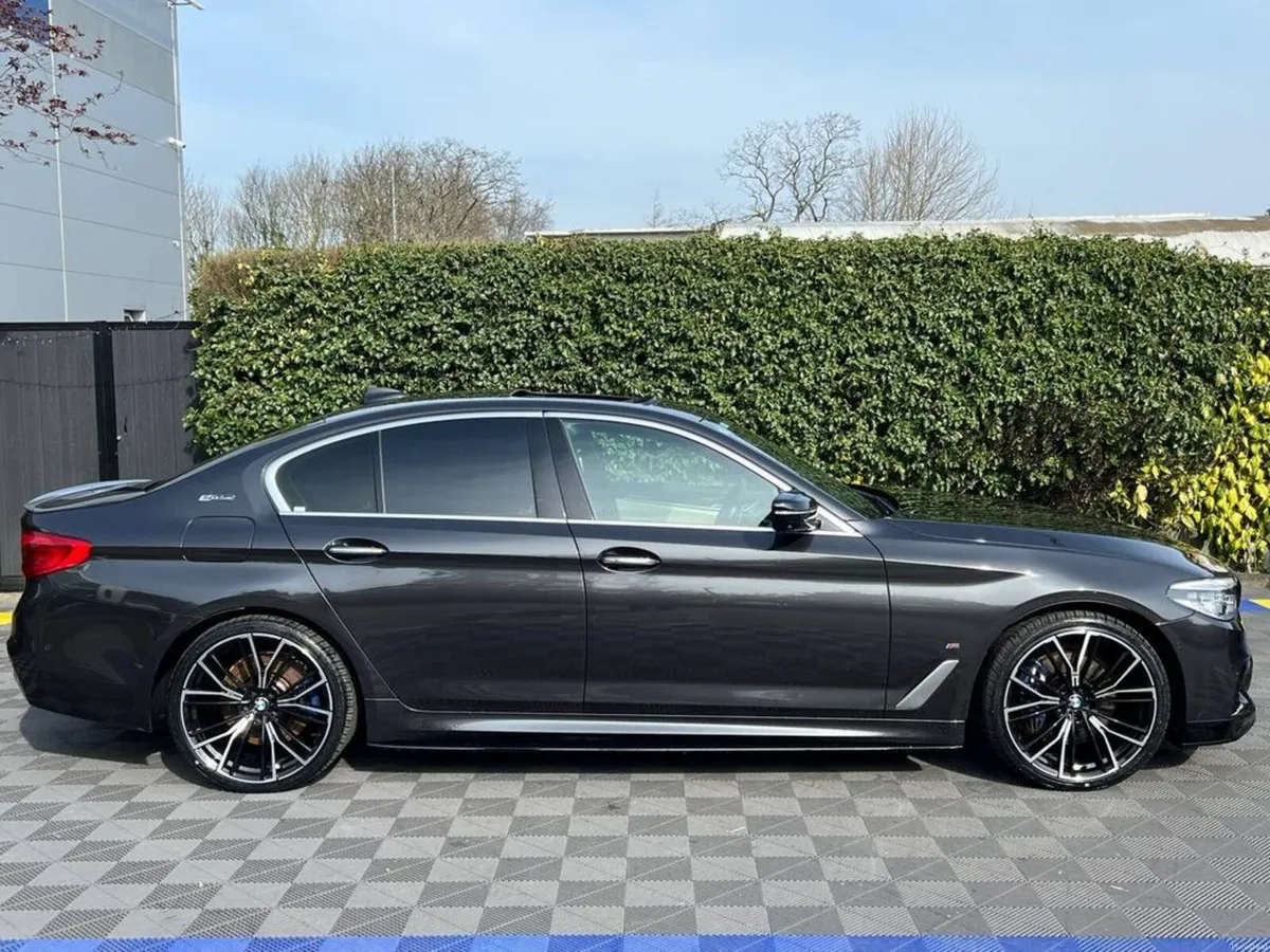 BMW 5-Series 530e M-SPORT COMPETITION 2.0 PLUG-IN - Image 4