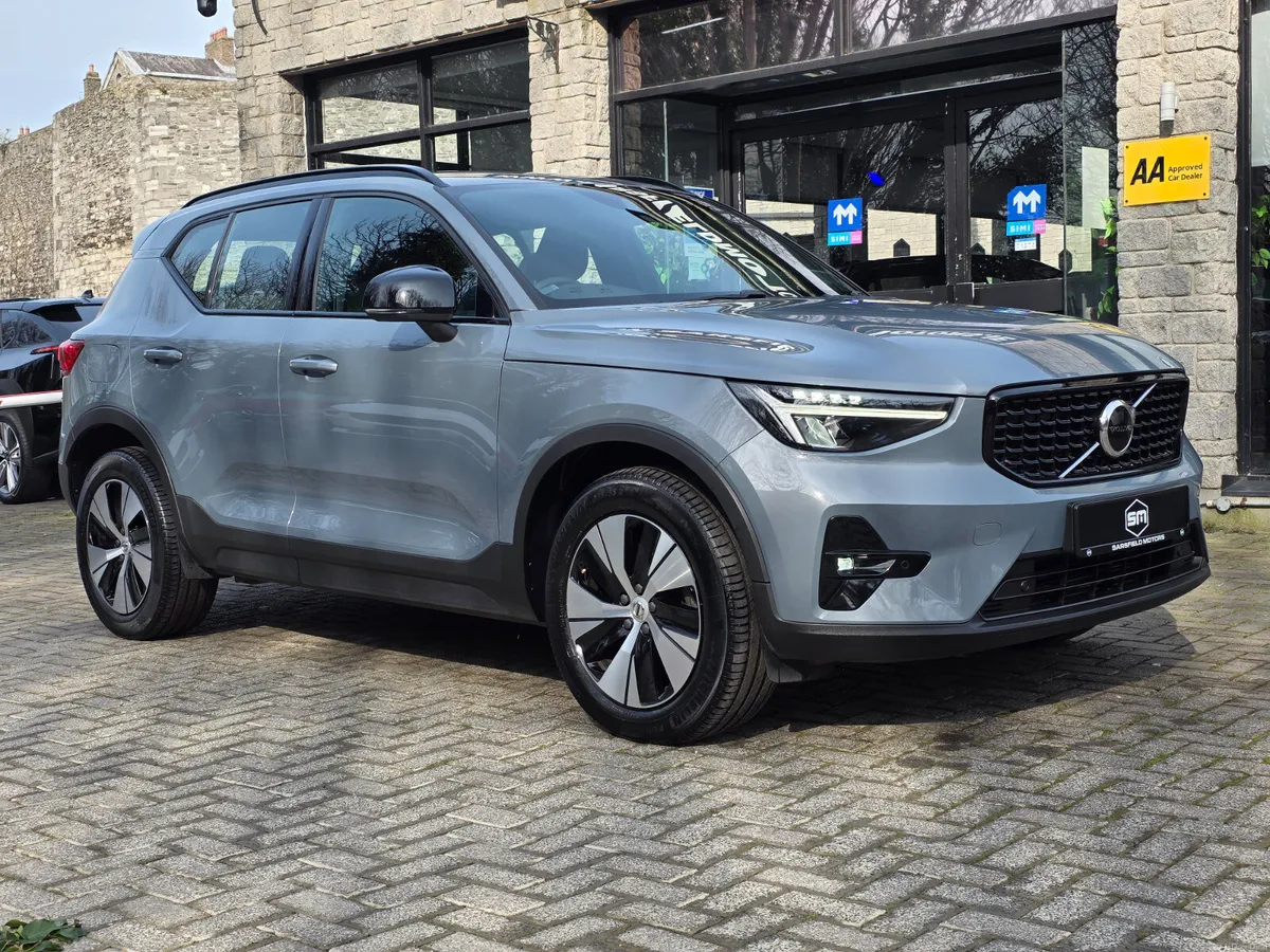 2023 VOLVO XC40 RECHARGE PLUS DARK THEME. - Image 3