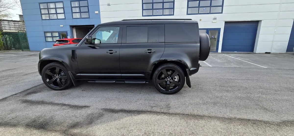 Land Rover Defender 2023 - Image 1