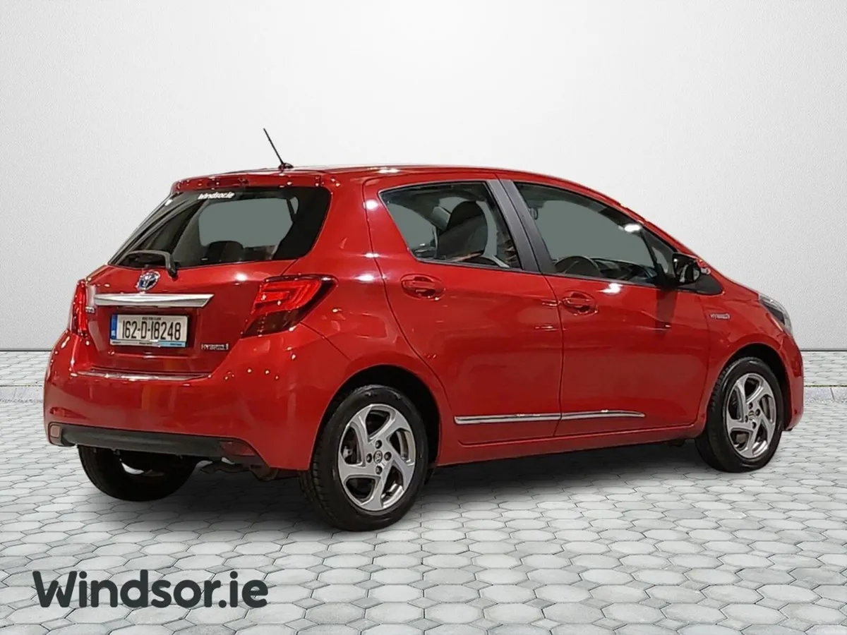 Toyota Yaris Hybrid Luxury - Image 2