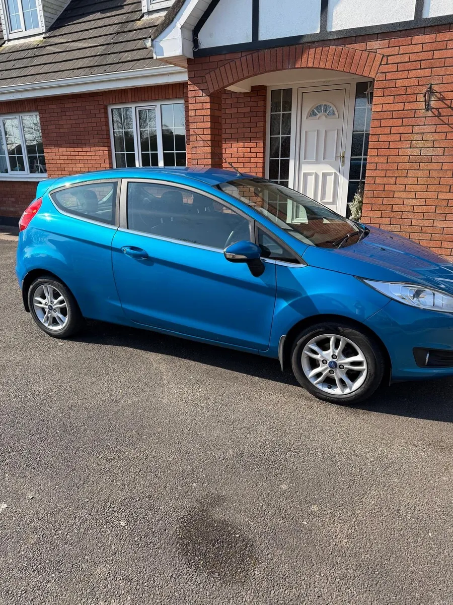 Ford Fiesta 2015 - Image 2