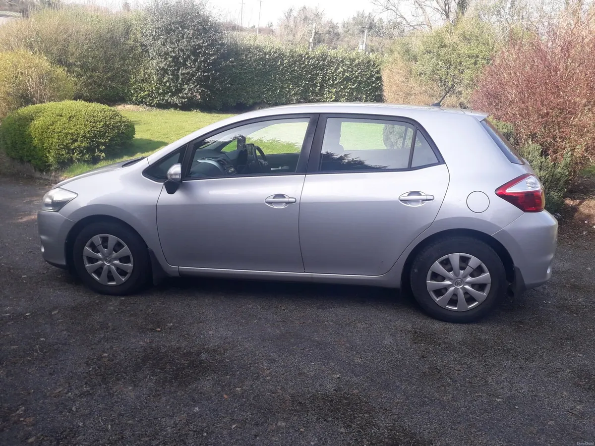 Toyota Auris 2012 - Image 2