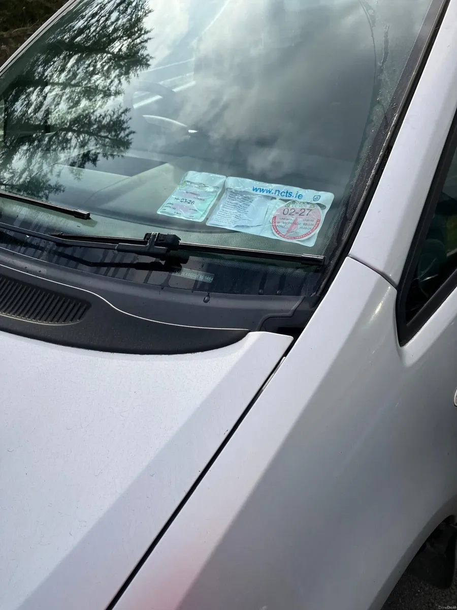 2010 Ford C-Max 1 lady owner €750 ono - Image 3