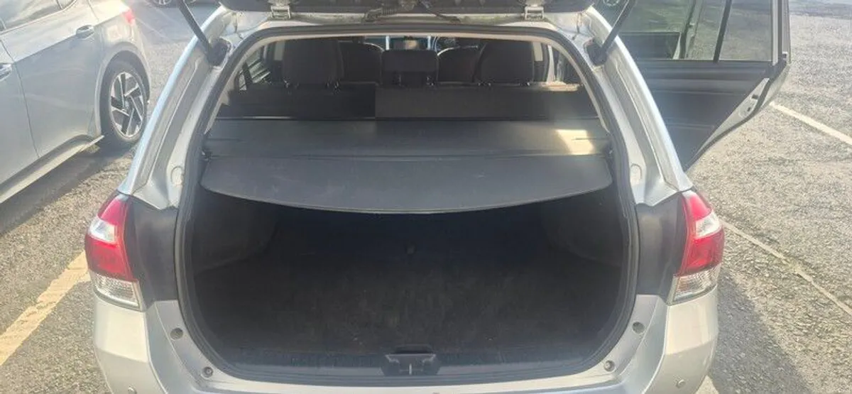 2015 Toyota Corolla Hybrid - Image 4