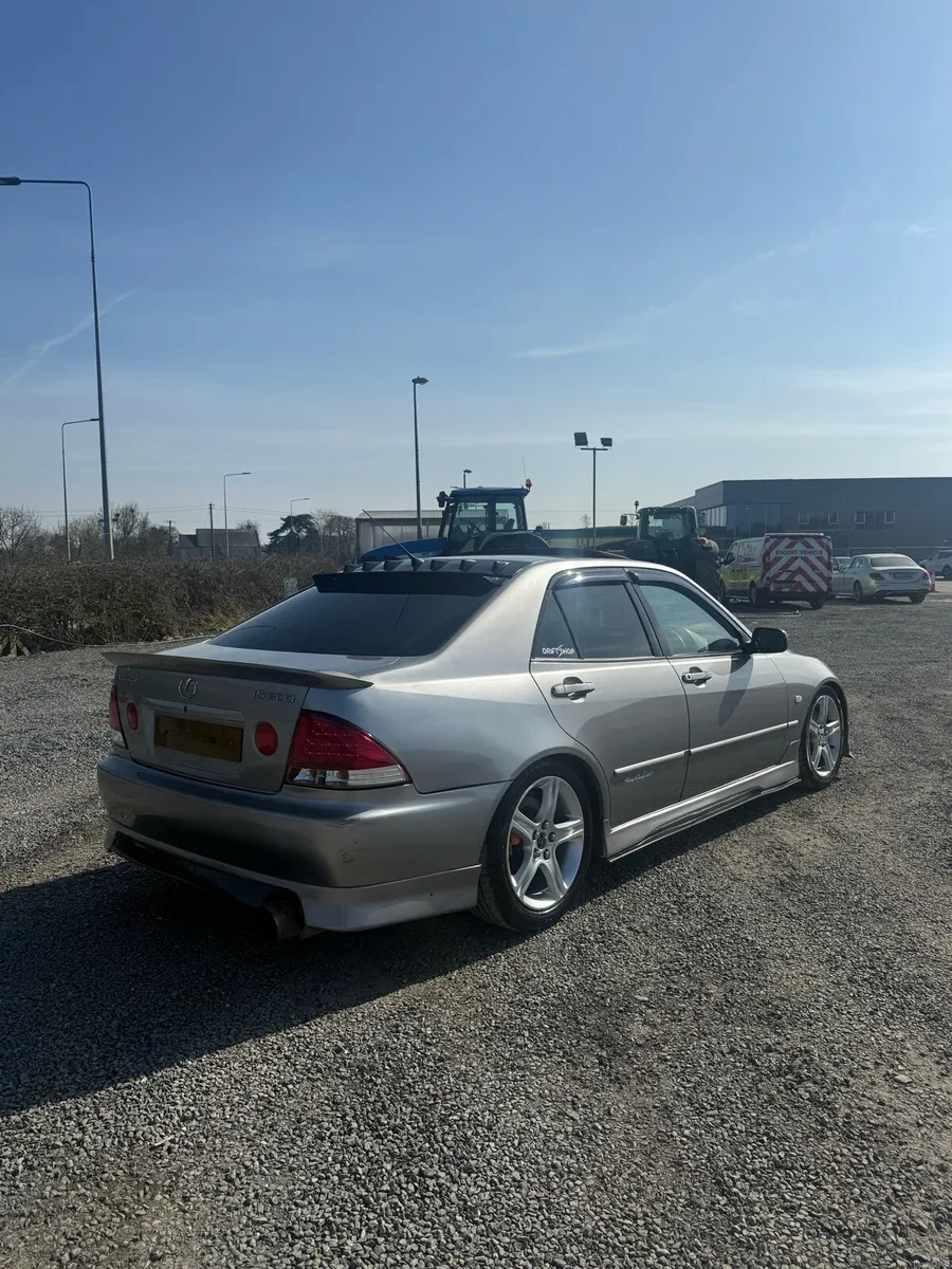 04 le is200 - Image 2