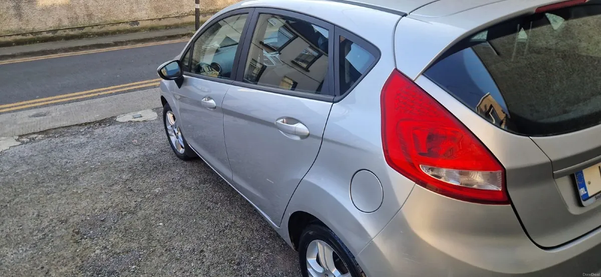 Ford Fiesta 2010 - Image 2
