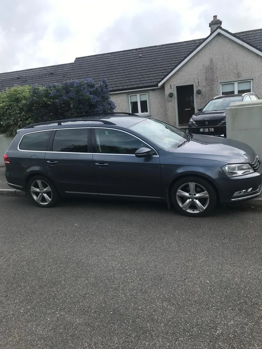 Volkswagen Passat 2012 - Image 2