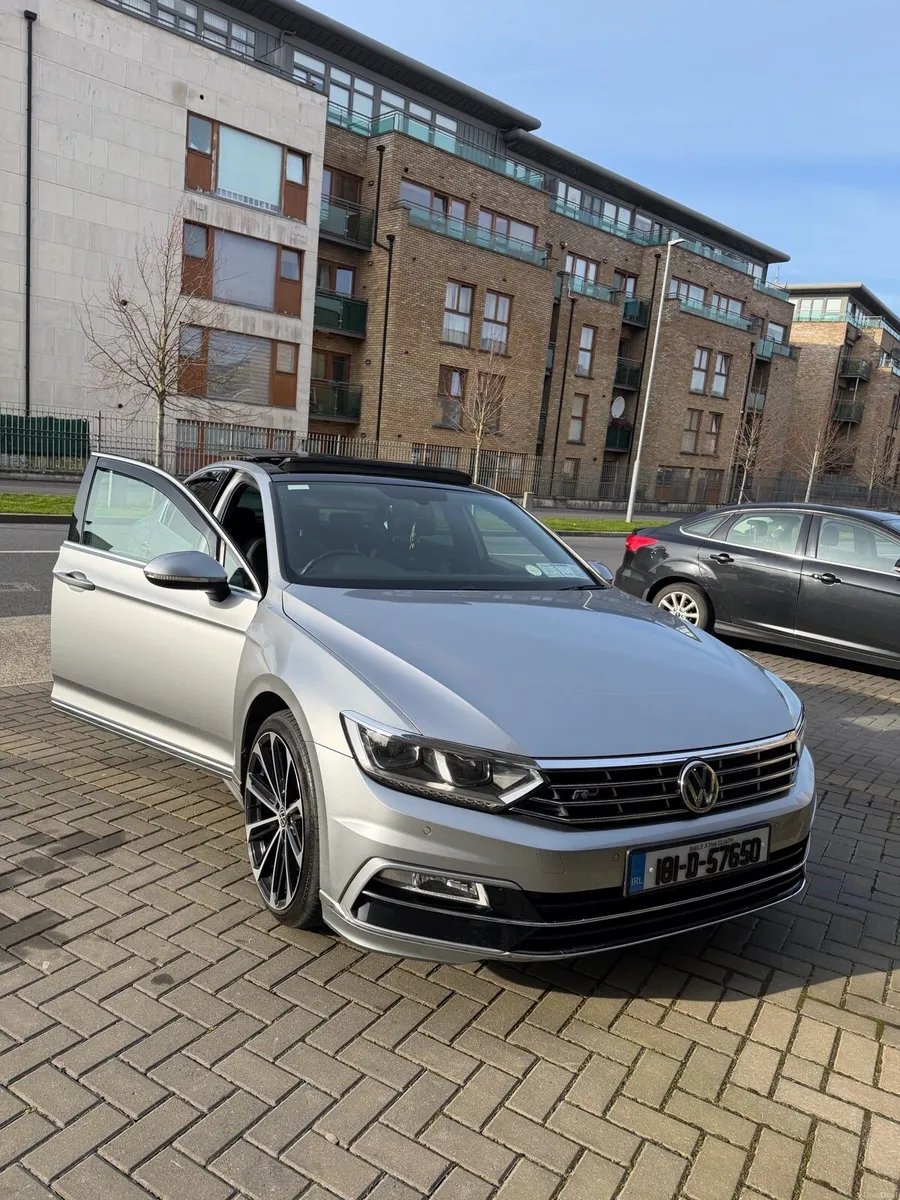 R-Line Volkswagen Passat - Image 2