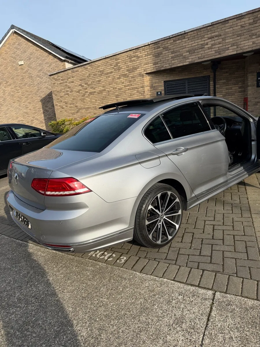 R-Line Volkswagen Passat - Image 3