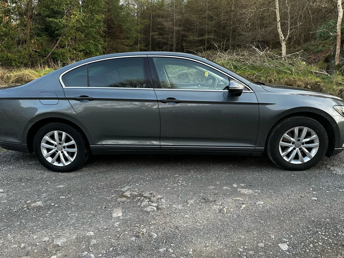 Volkswagen Passat 2017 - Image 2