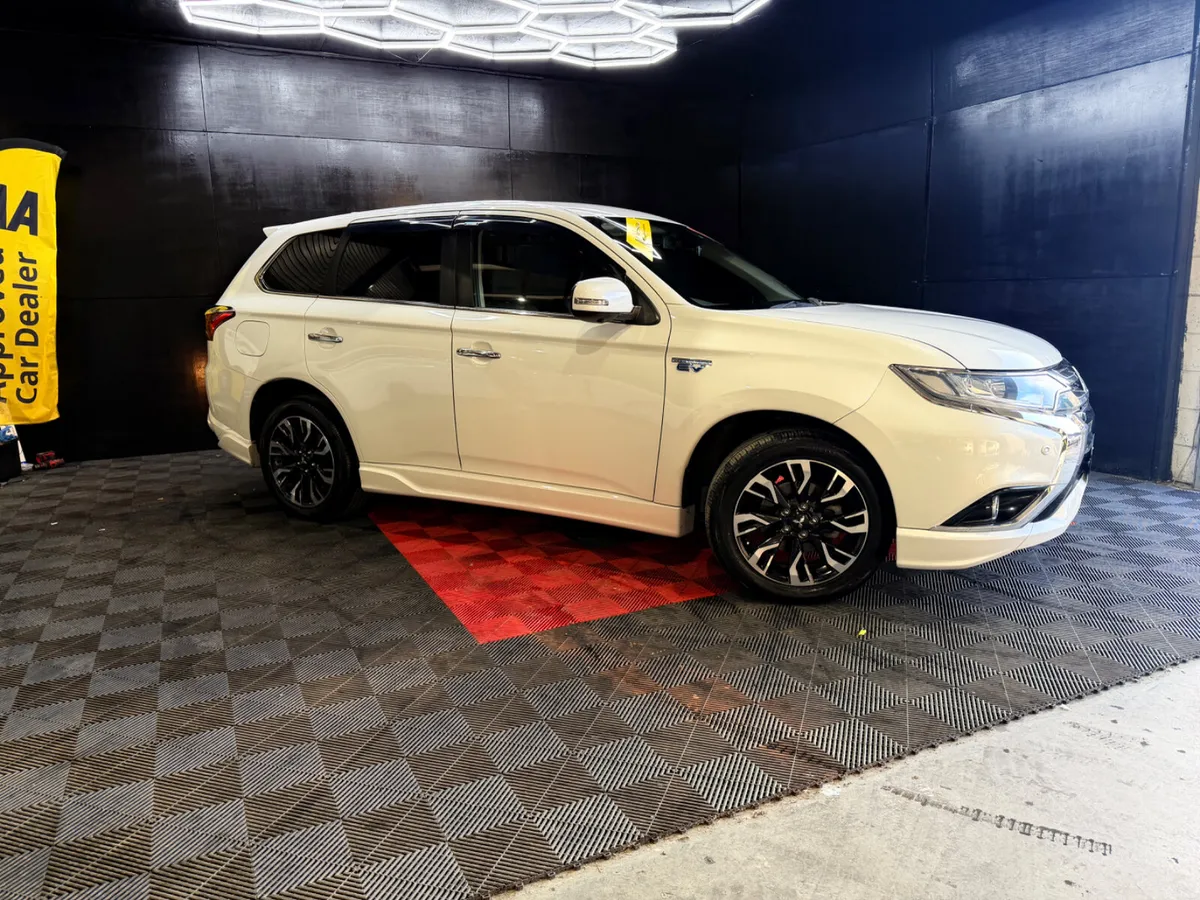 2016 Mitsubishi Outlander PHEV - Image 3