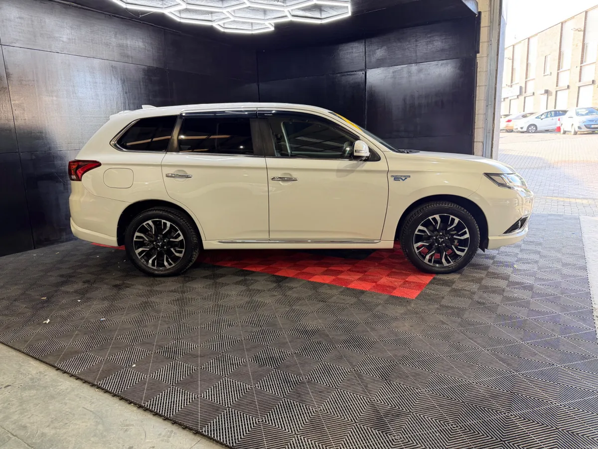 2017 Mitsubishi Outlander PHEV - Image 4