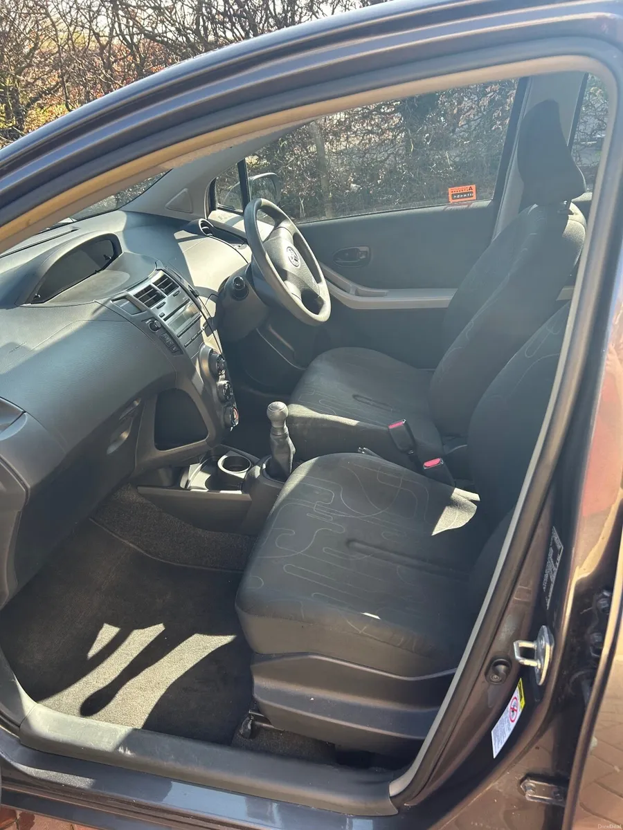 Toyota Yaris 2011 - Image 4