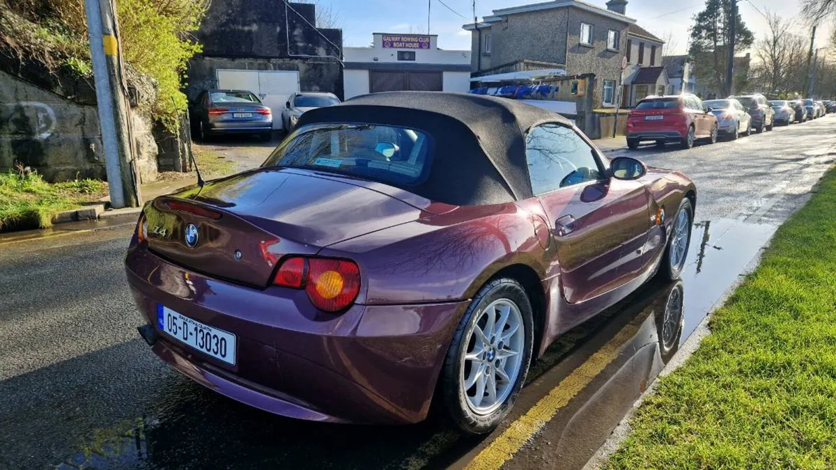 BMW Z4 E85 2.2i SE Roadster, merlot red - Image 2