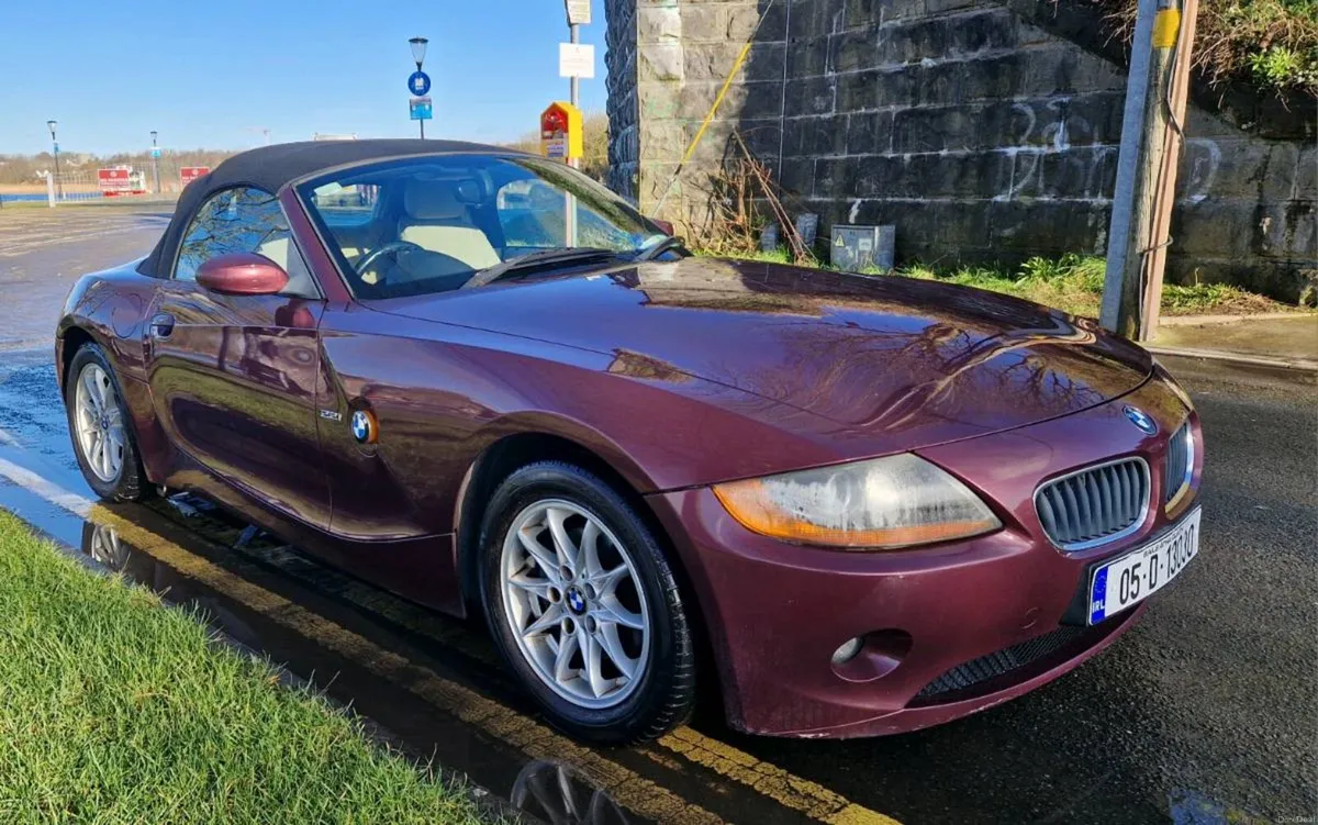 BMW Z4 E85 2.2i SE Roadster, merlot red - Image 1