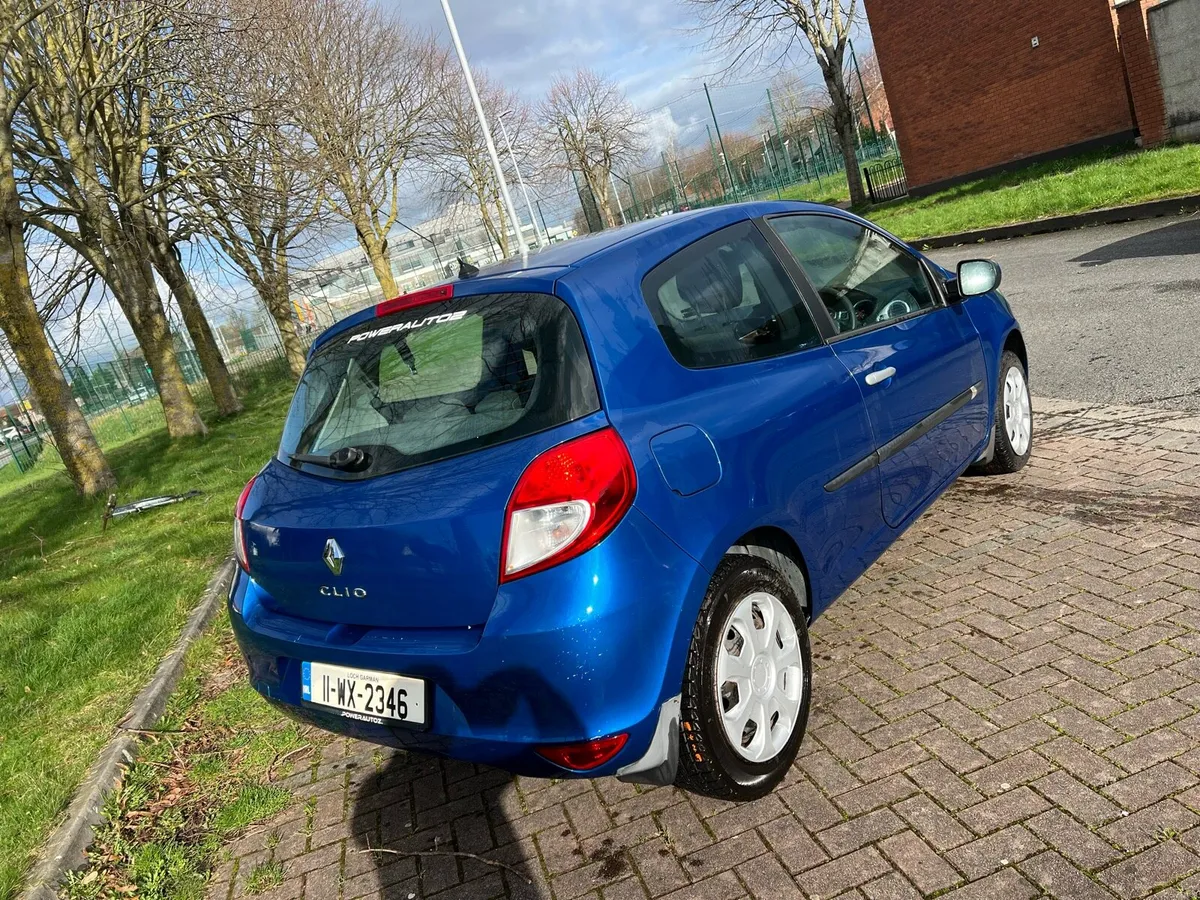 Renault Clio 1.1 petrol manual - Image 3