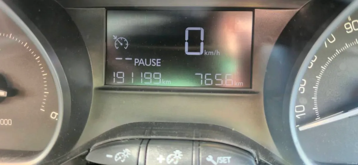 Peugeot 2008 Active 1.6 Blue HDI - Image 2