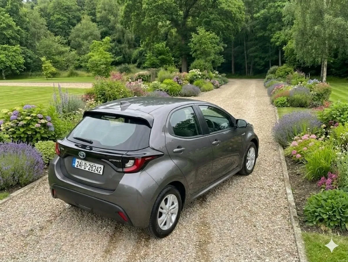 Toyota Yaris hybrid Luna (DEALER WARRANTY) - Image 3