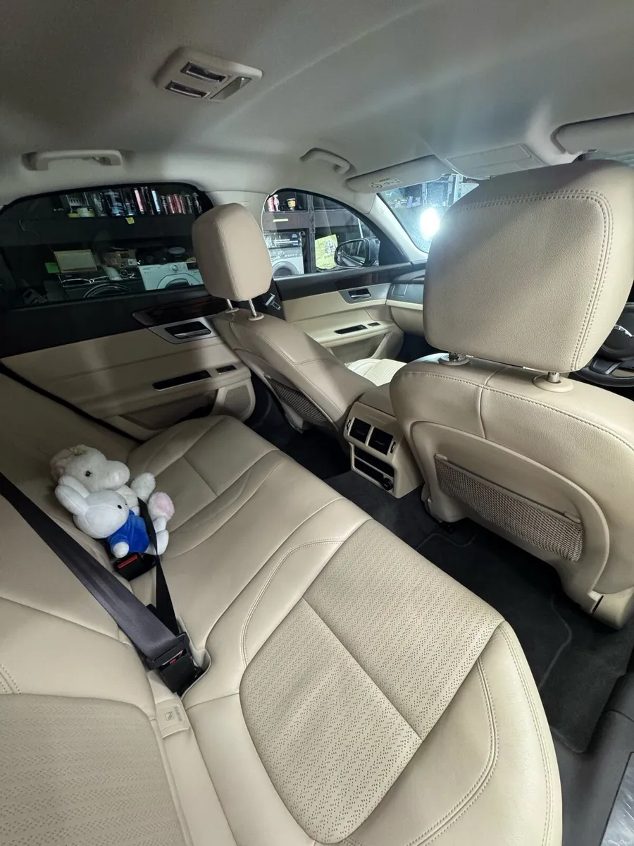 Jaguar XF Prestige, Black Shadow - Image 2