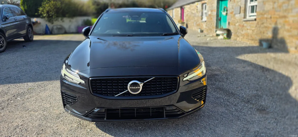 VOLVO V60 R DESIGN DARK EDITION T6 - Image 3