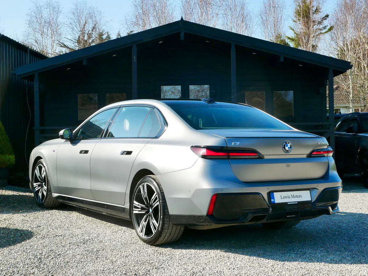 2025 BMW i7 M Sport Pro X-Drive 60 - Image 4