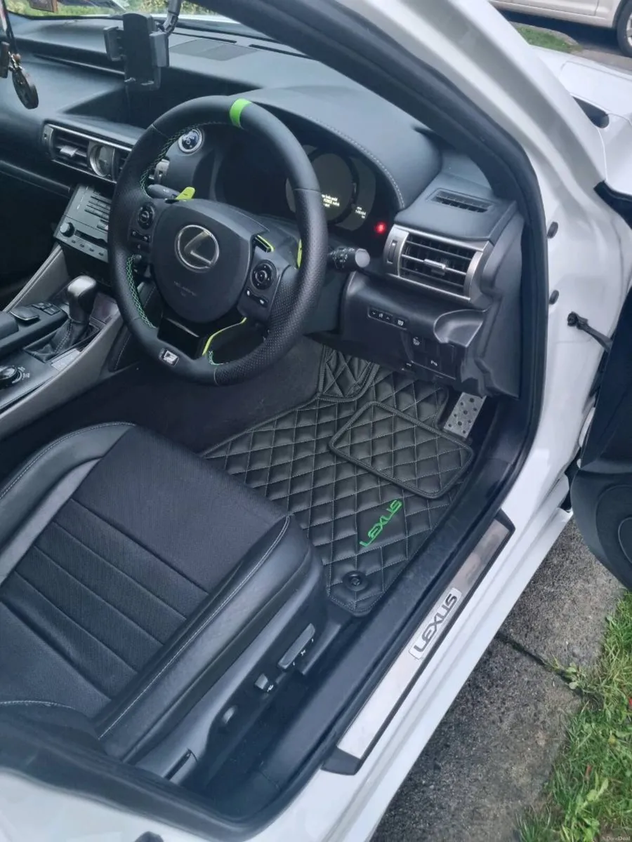 Lexus IS300H Japan - Image 1