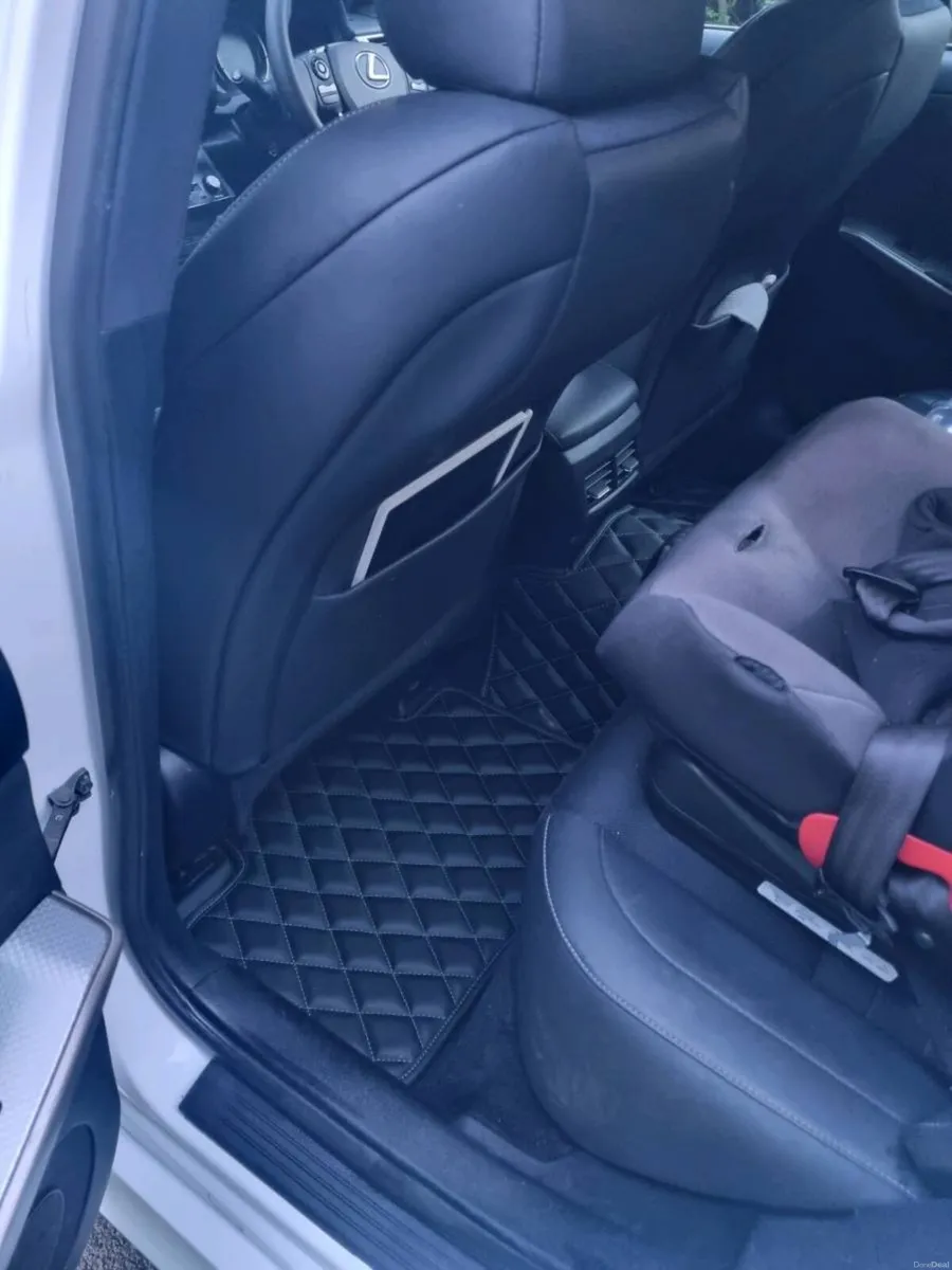 Lexus IS300H Japan - Image 3