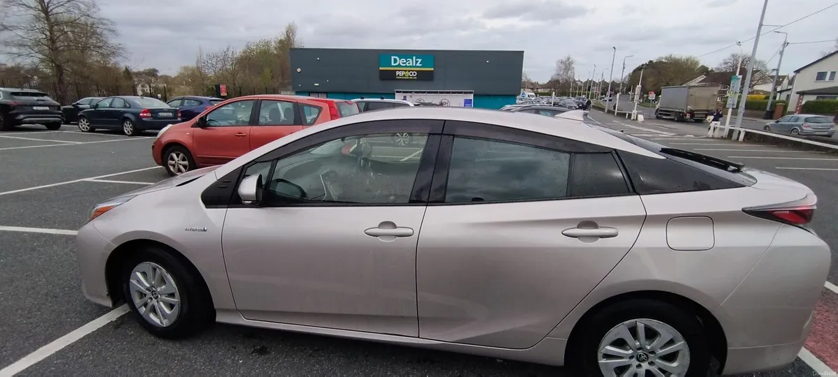 Toyota Prius 2016 - Image 2